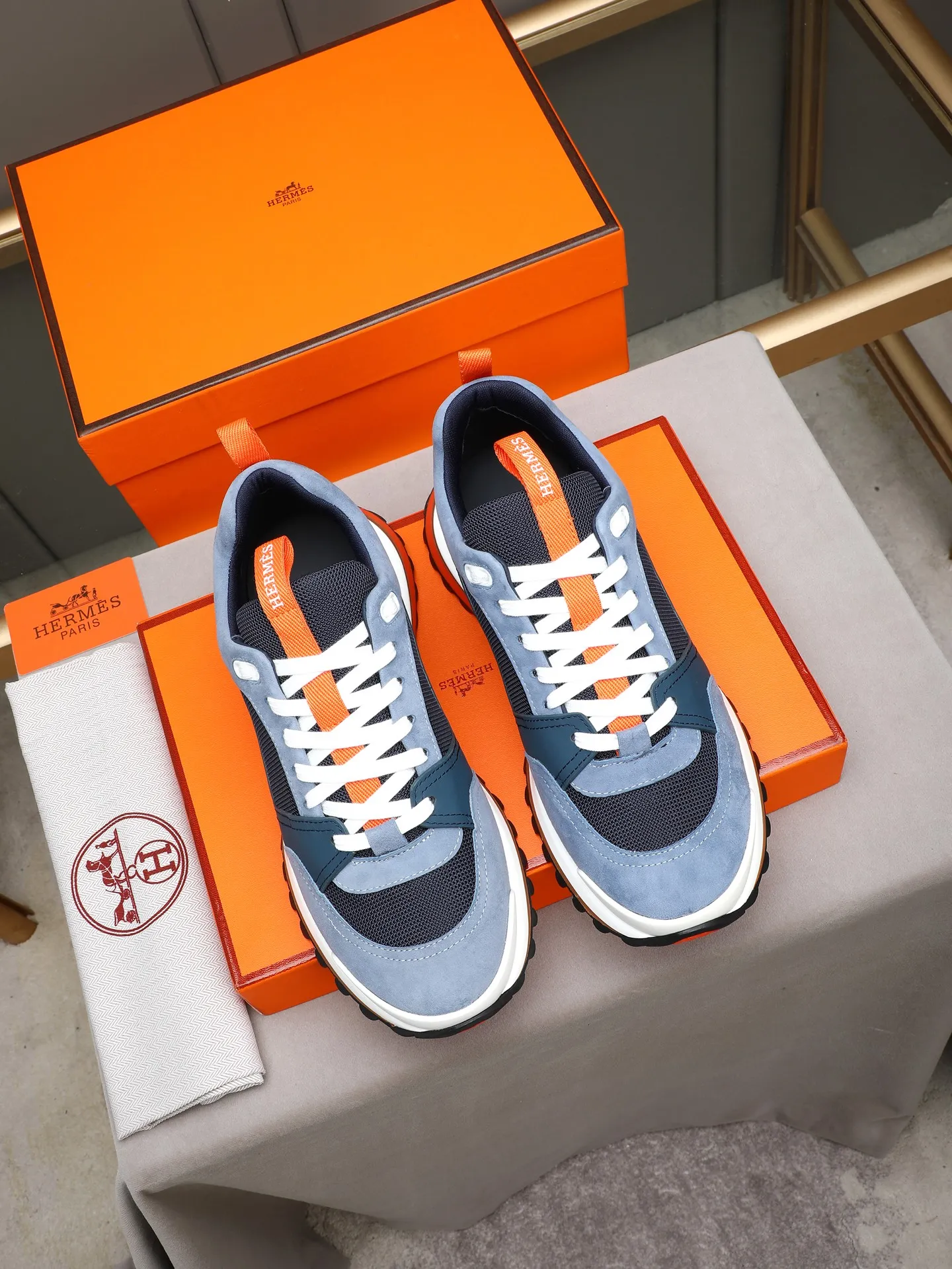 PP680【Hermes】fe new arrival~New Bouncing sneakers are the most comfortable shoes from Hermès. They are extremely light on the feet and look great. You won’t feel tired even when you go shopping and running around. 👍Very light and comfortable. Extremely light. Perfect for both sports and leisure. They feel great when you step on them! It’s up to you to choose, there’s always what you want~ ✔️Fabric: Imported first-layer cowhide ✔️Inner lining: Imported water-dyed cowhide ✔️Outsole: Seamless combination of IP+TPU (multi-color letters) German technology irradiation machine ✔️Code number: Male 38-44 (45 customized)